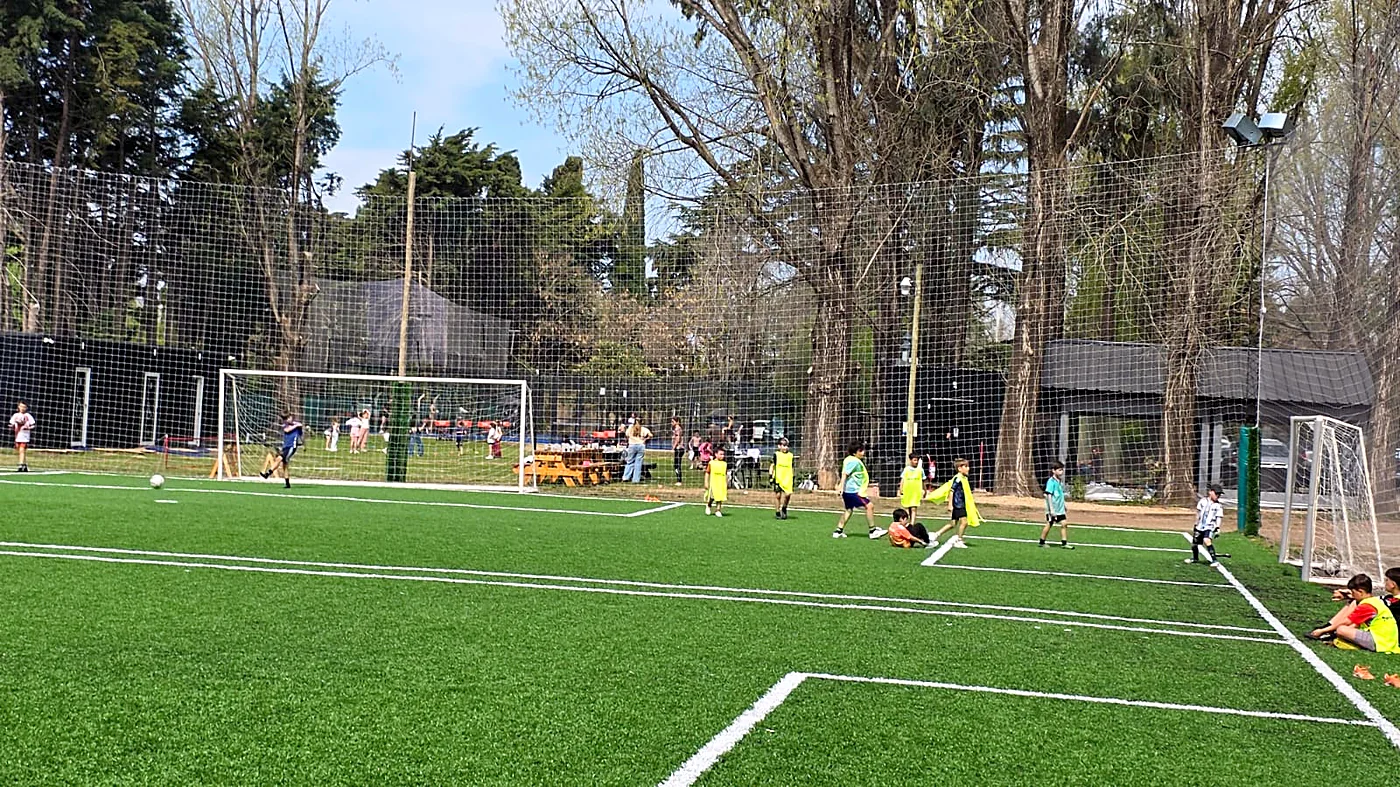 Chicos jugando en las canchas de Hoyo 19 de día