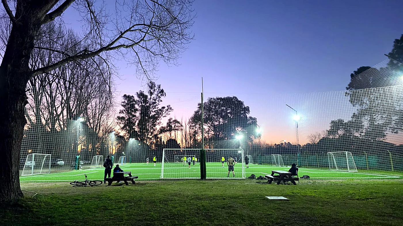 Canchas de Hoyo 19 iluminadas al atardecer