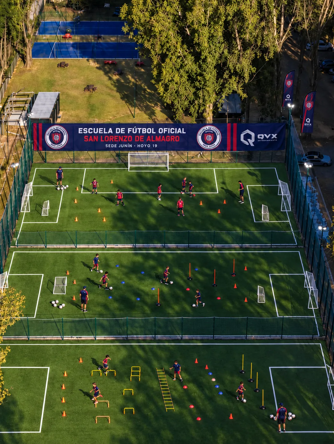 Vista aérea de las canchas del predio Hoyo 19 con grupos de la escuela entrenando