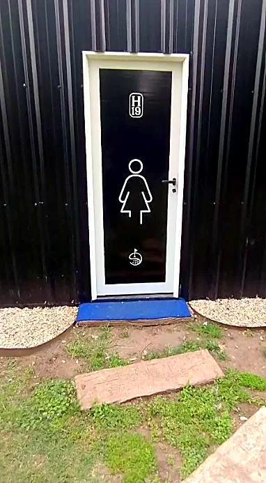 Puerta del vestuario de mujeres